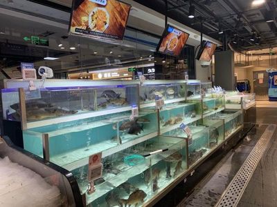 線下頻頻閉店，線上轉(zhuǎn)型“遇阻”，永輝超市賣場(chǎng)模式如何破局水產(chǎn)品零售？